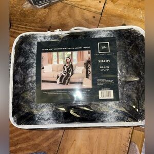 Chic Home Design Black Hooded Blanket